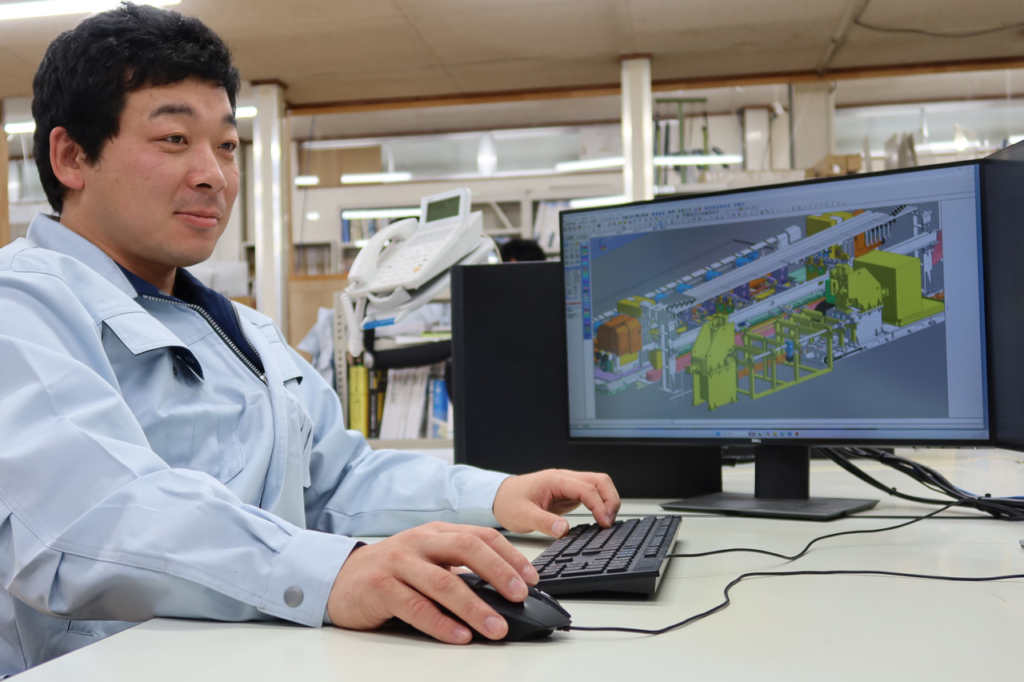 オフィスでパソコンを操作している福山さん