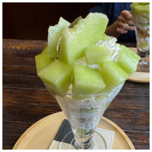 カフェで提供された、カットメロンが山盛りにのったパフェ