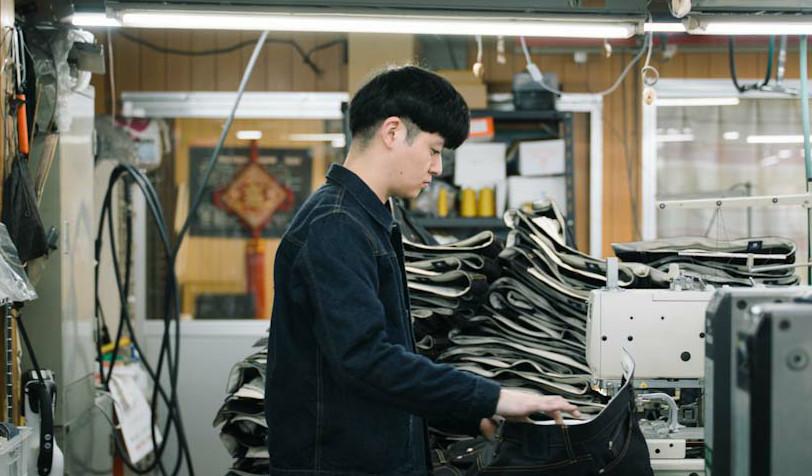 工場内で機械を操作している内田さん