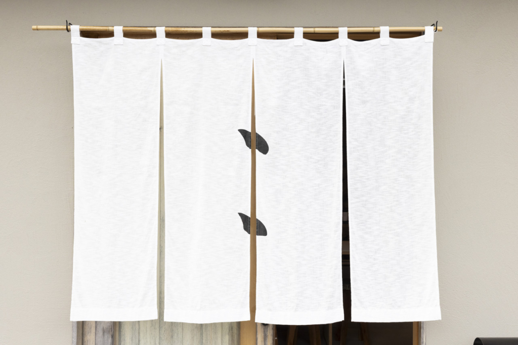 建物の入り口に掛けられた「点々」のロゴマーク入りの白い暖簾