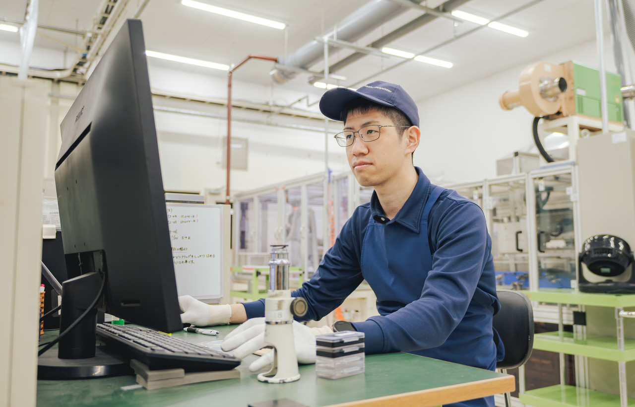 パソコンの前に座り、画面を見ながらキーボードを打ってデータ入力などの作業をしている森脇さん