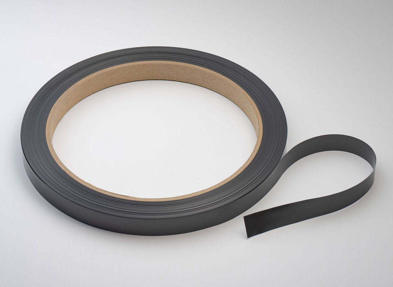 白い背景に置かれた、黒いテープ状の自社製品ポリスライダーテープのロール