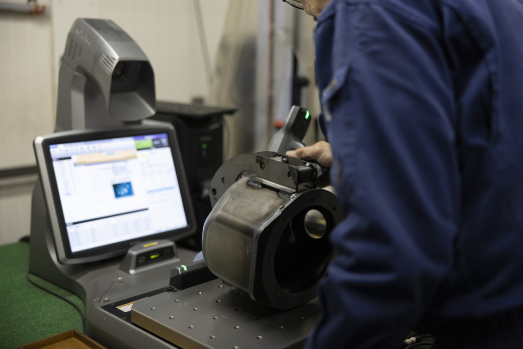 3次元測定機を使って製品の寸法を計測している様子