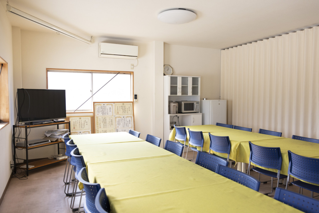 黄色いテーブルクロスが敷かれた社員用の休憩室
