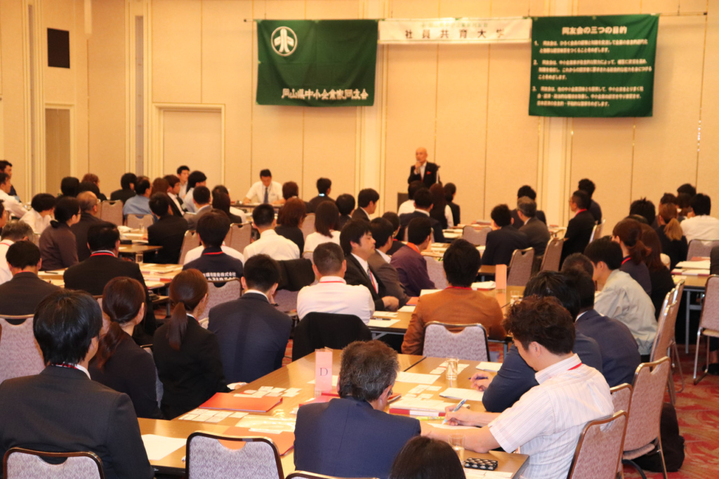 広い会場で行われている外部研修の様子