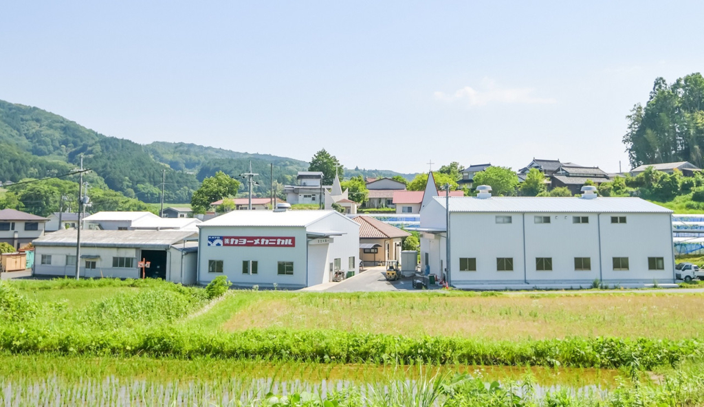 自然に囲まれた株式会社カヨーメカニカルの工場外観