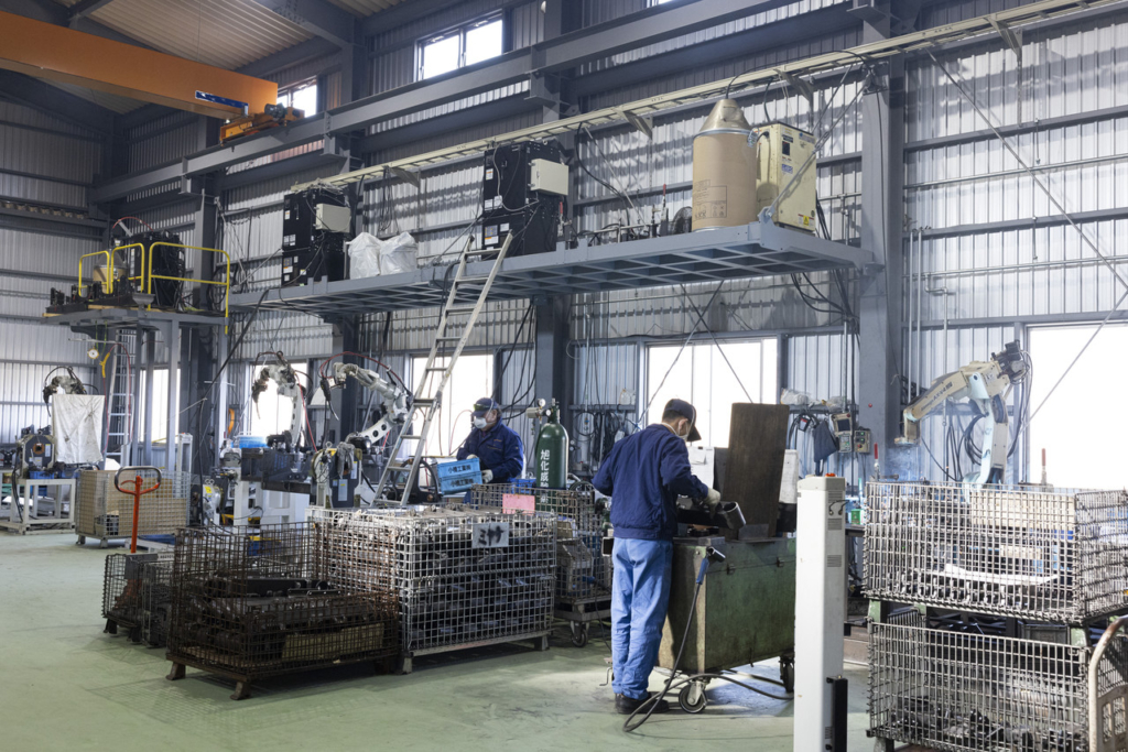 溶接ロボットや設備が並ぶ工場の内観