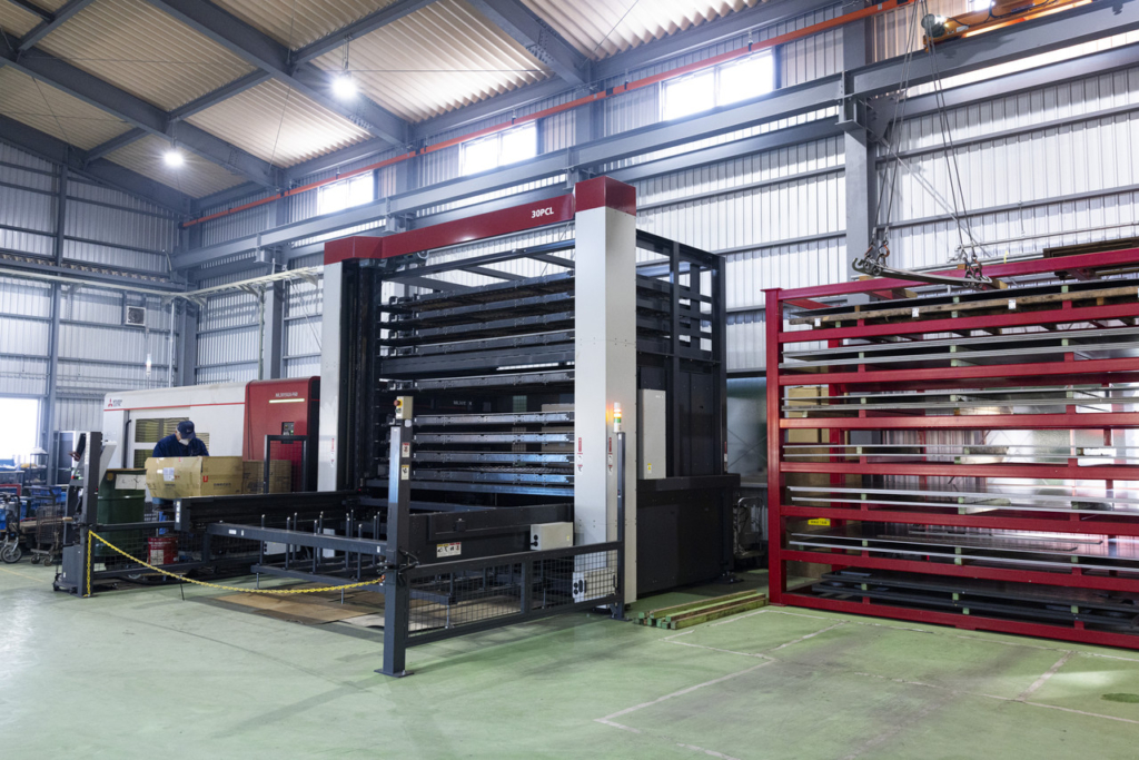 材料棚が併設された大型のレーザー加工機