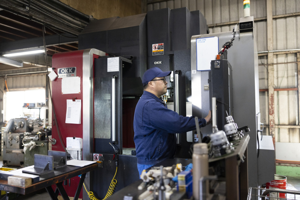 マシニングセンタを操作する男性社員