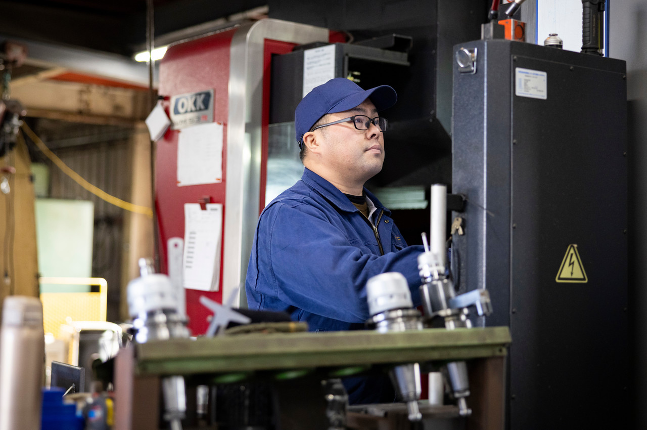 機械を操作する菱川さんの横顔