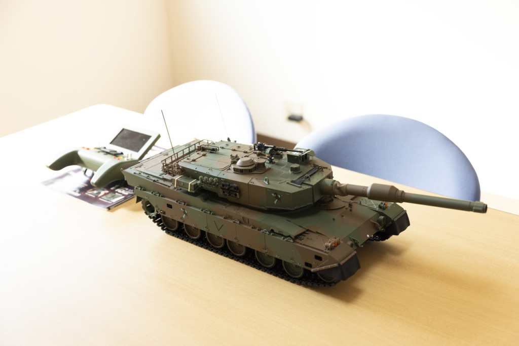 休憩室のテーブルに置かれた戦車のプラモデル