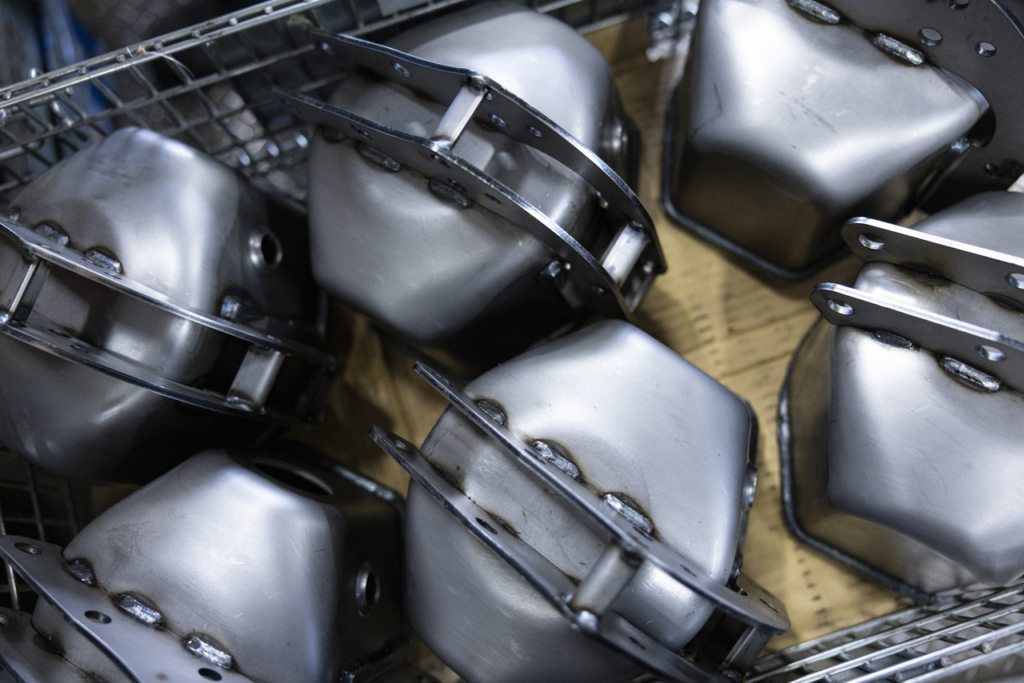 カゴの中に詰められた銀色の金属部品