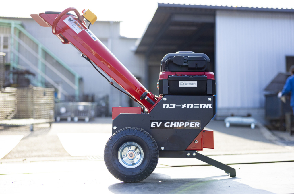 赤と黒のボディの電動式ウッドチッパー