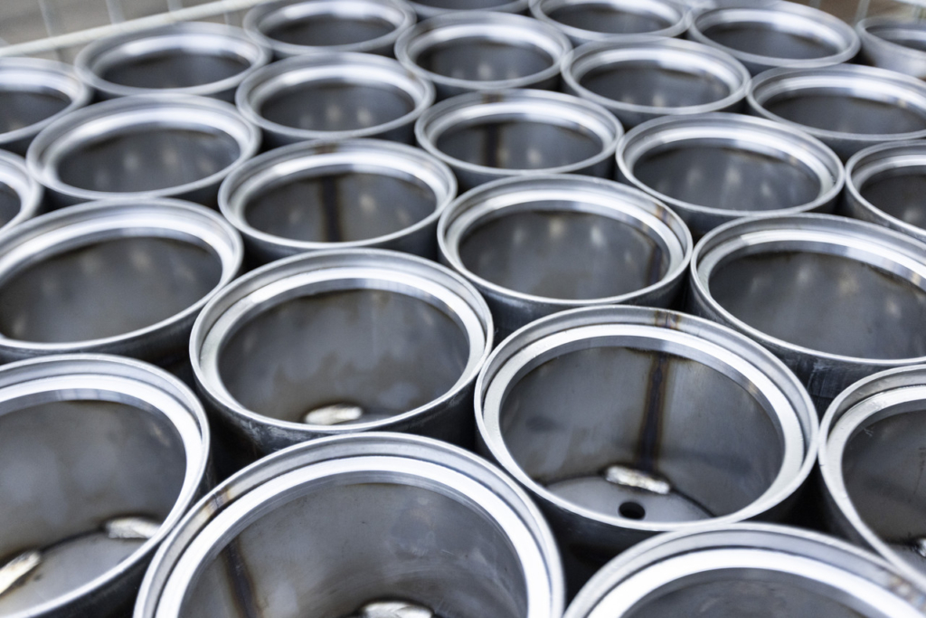 カゴの中に詰められた円筒状の金属部品