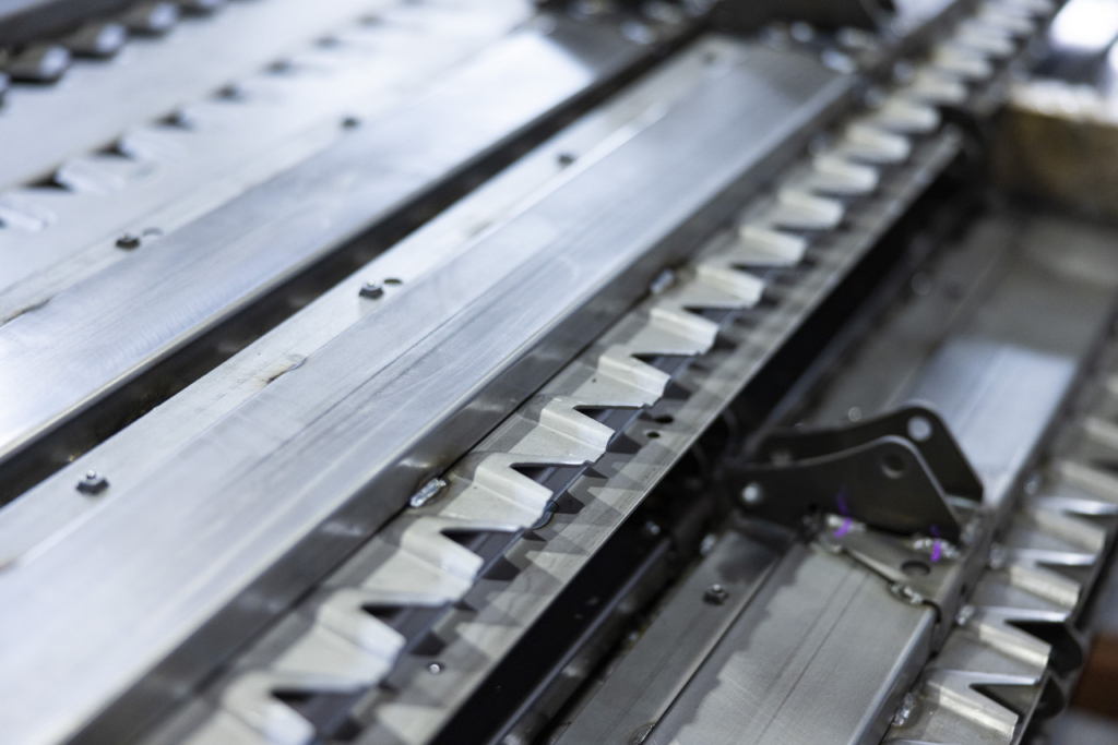 トラクターの刃の金属部品