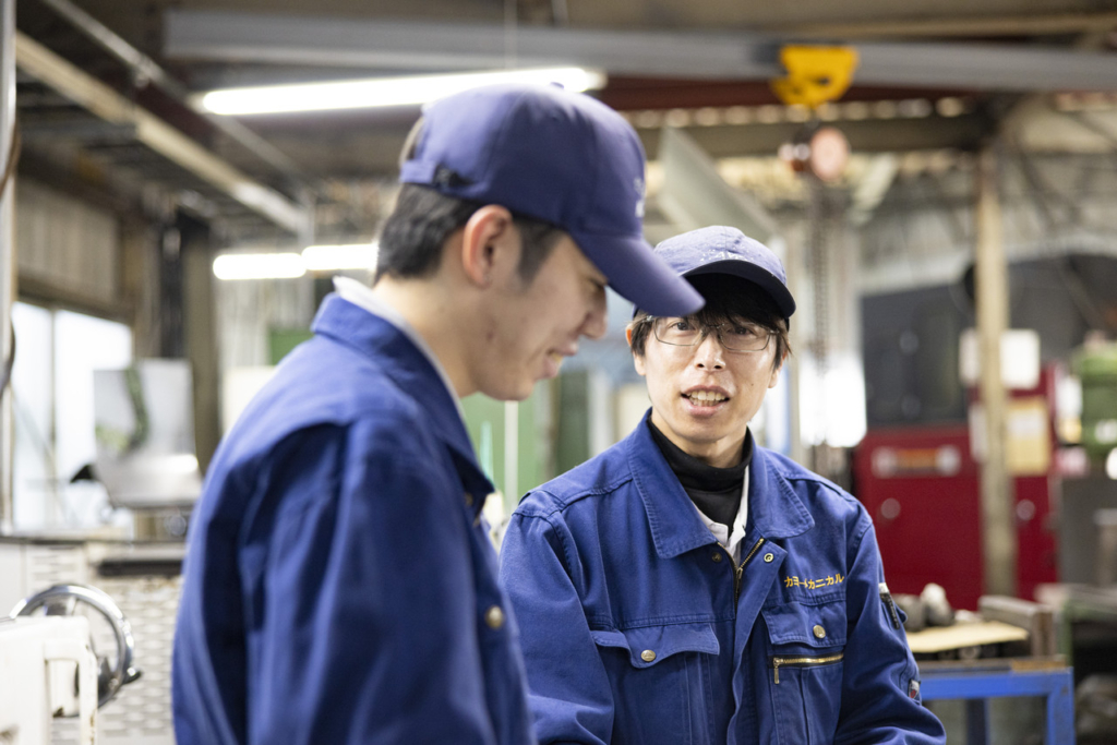 現場で談笑する先輩社員と後輩社員