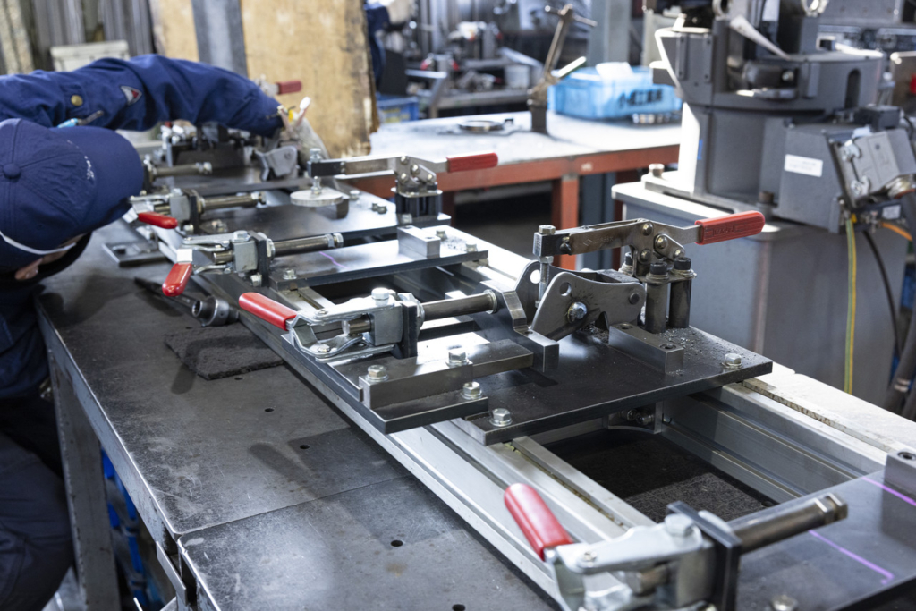 作業台の上に固定された溶接用の機械