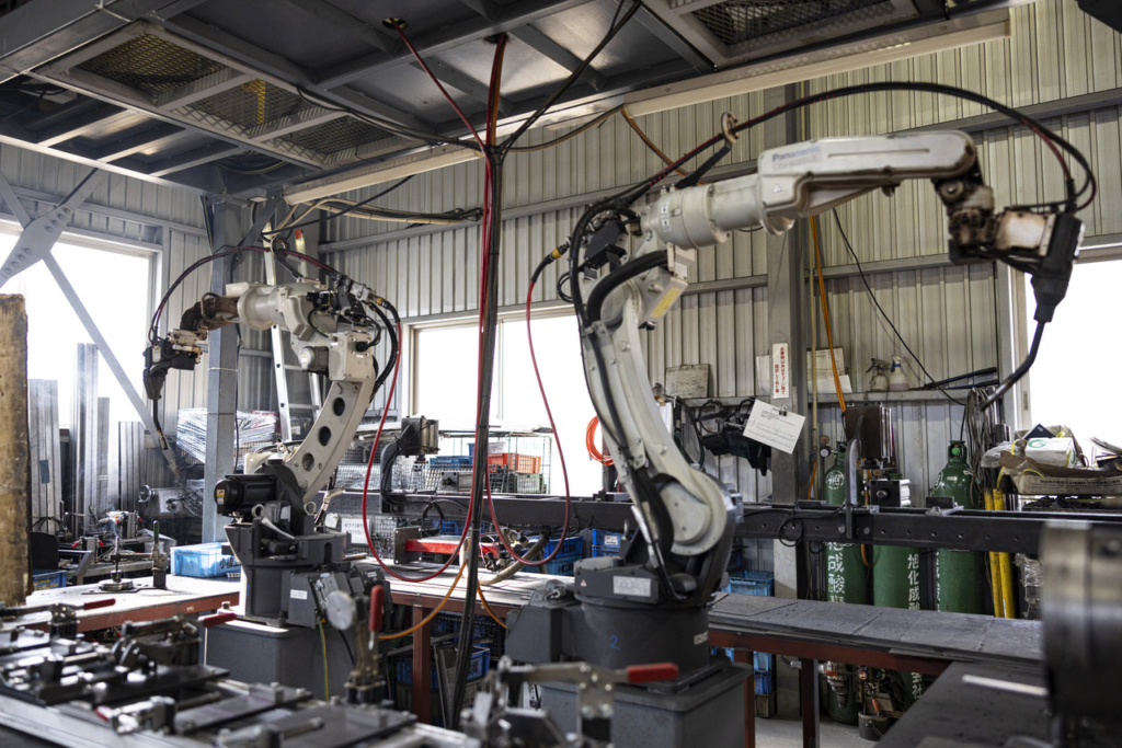 工場内に設置された2台の溶接ロボット