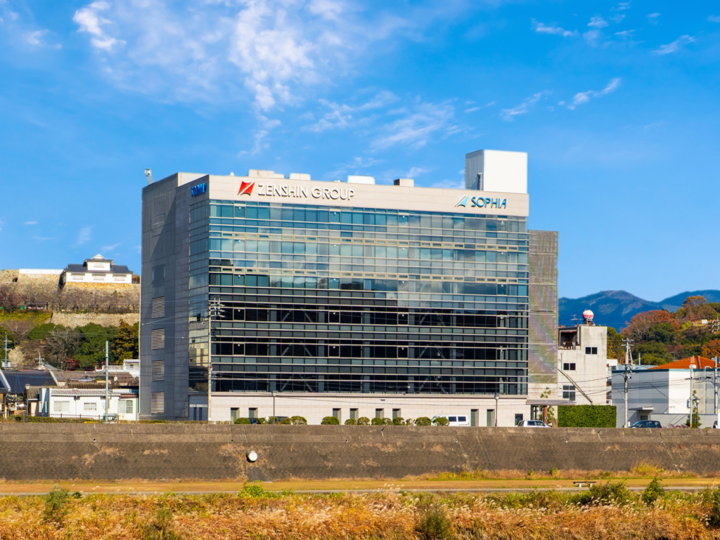 晴天の下にある株式会社ソフィアの本社ビル外観