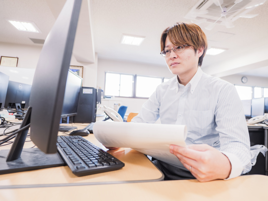 デスクトップパソコンを操作する田中さん