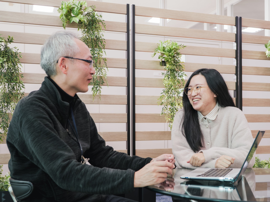 ガラステーブルで対話をする2名の社員