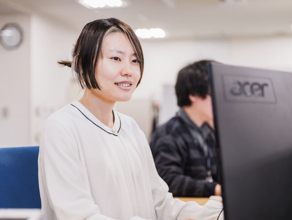 デスクでパソコンに向かう今村さん