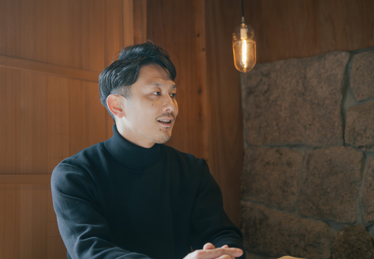 室内で話をする男性