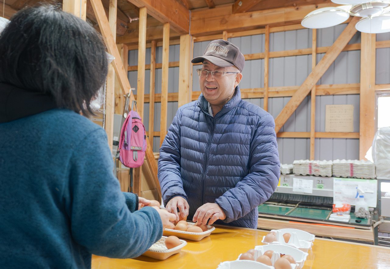 卵の作業場で会話する男女