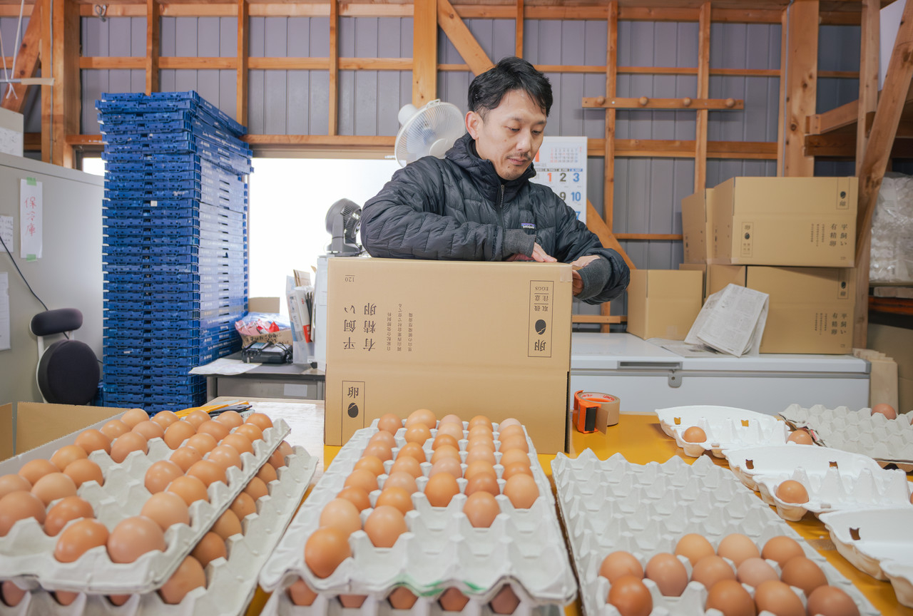 段ボール箱を組み立てる男性