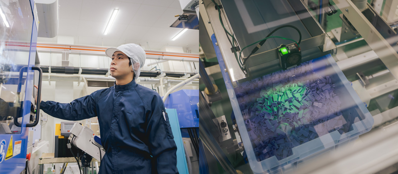 自動化された生産ラインの機械を操作・監視する作業員と、ベルトコンベアから箱に集められる成形されたプラスチック部品。