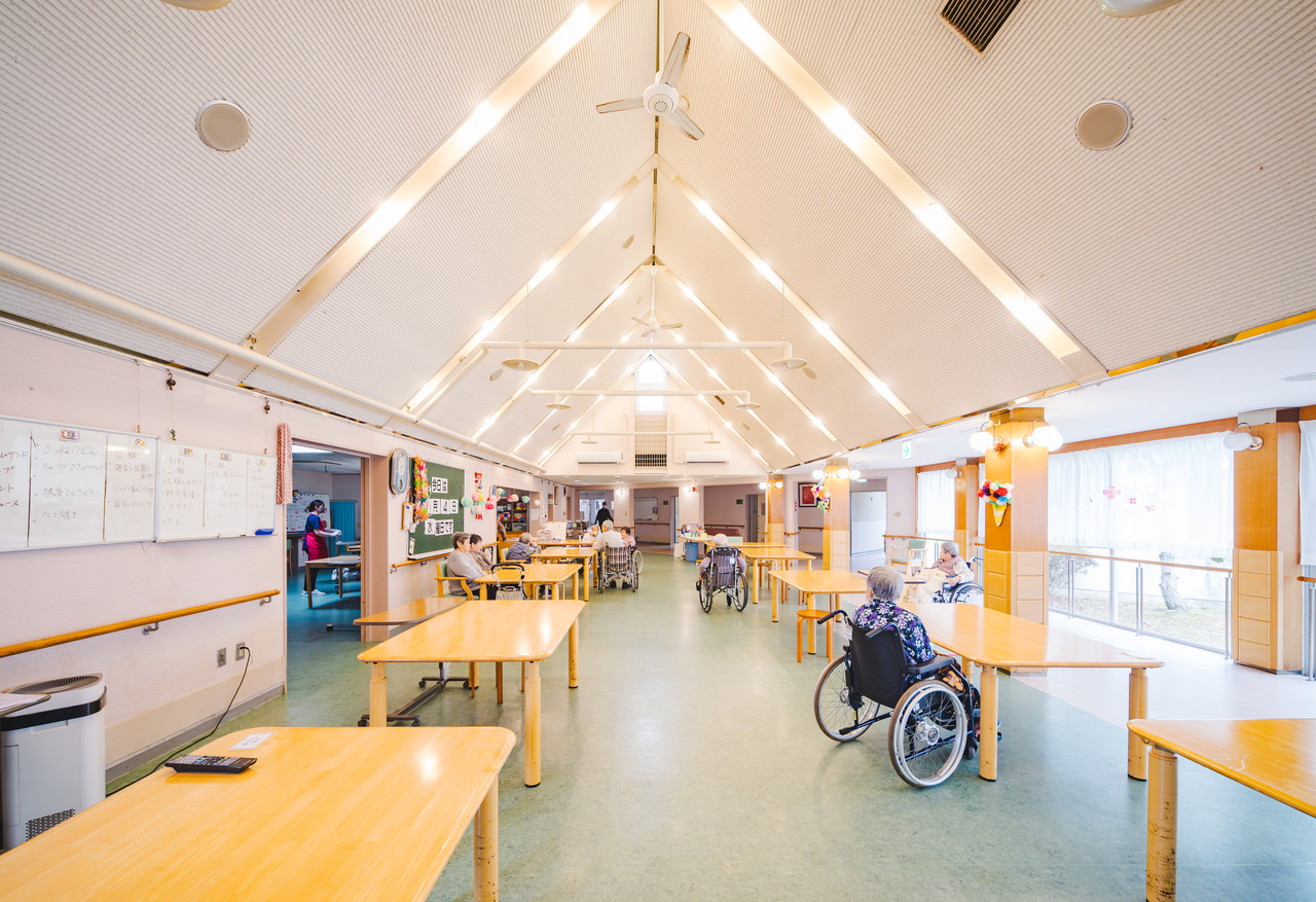 明るい自然光が差し込む、広々とした食事・団らん用のホール