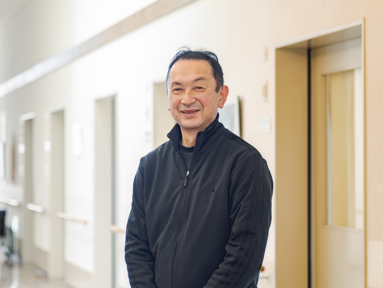 施設の廊下に立つ河本泰精さん