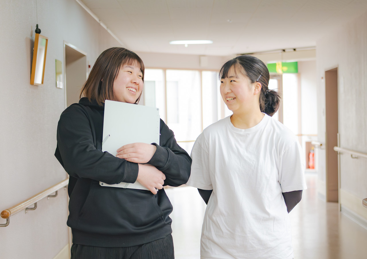 木原さんと歩きながら談笑する井上さん