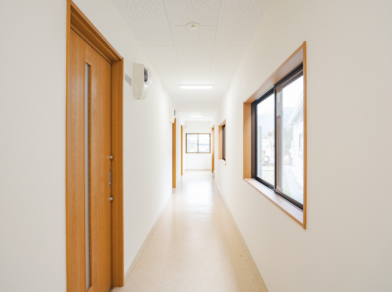 窓から陽の光が差し込んでいる職員寮の明るい廊下