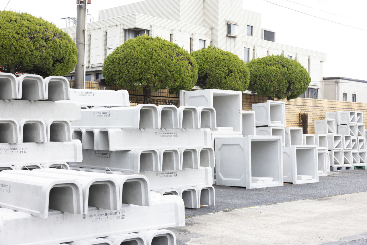小原産業の建材センターの屋外に多数並べられたU字溝などのコンクリート土木資材。