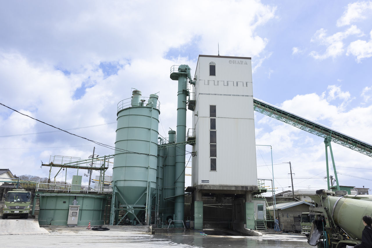 生コンクリートの製造を行う津山工場のプラント設備外観。