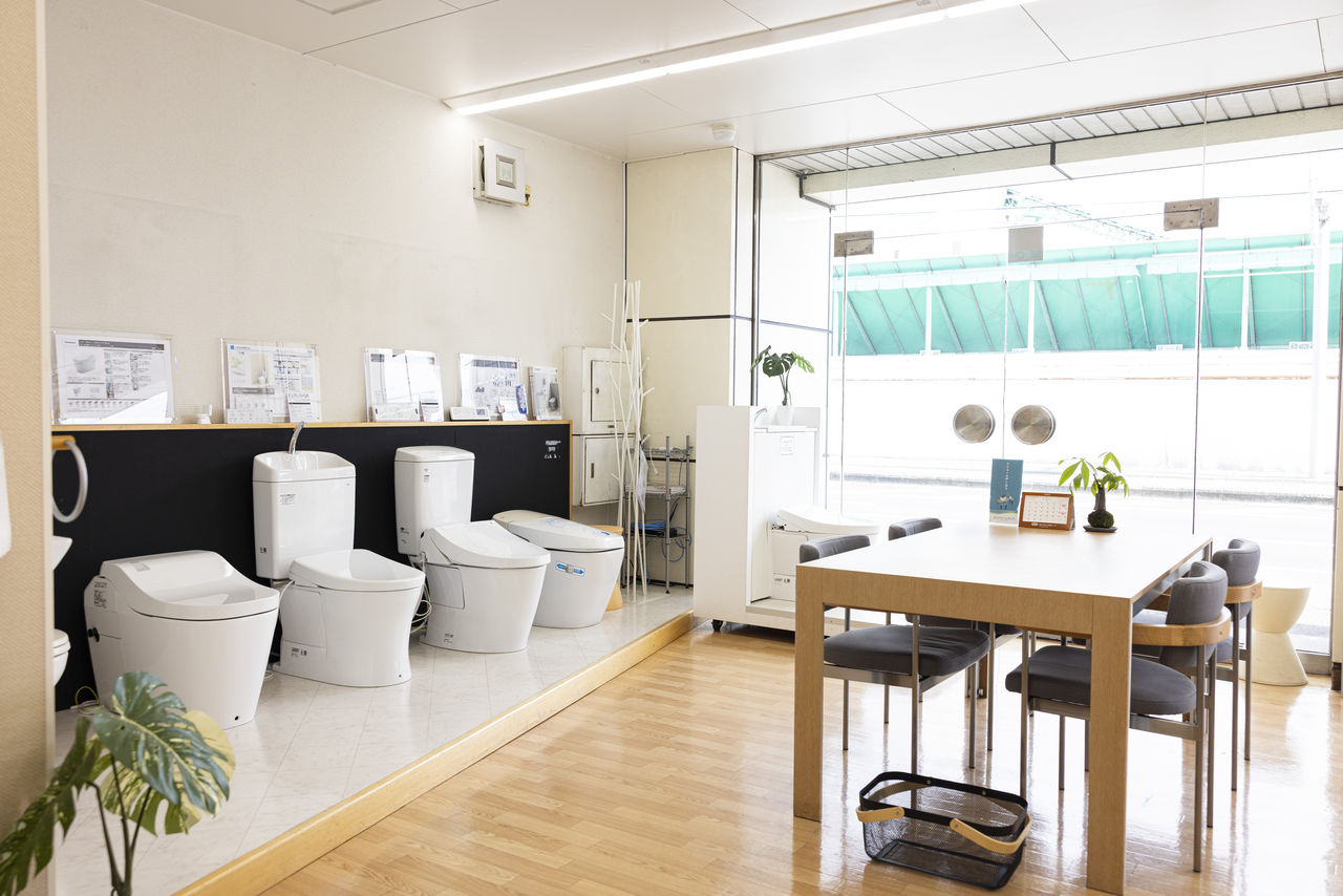 ショールーム内に展示されている各種メーカーのトイレ設備。