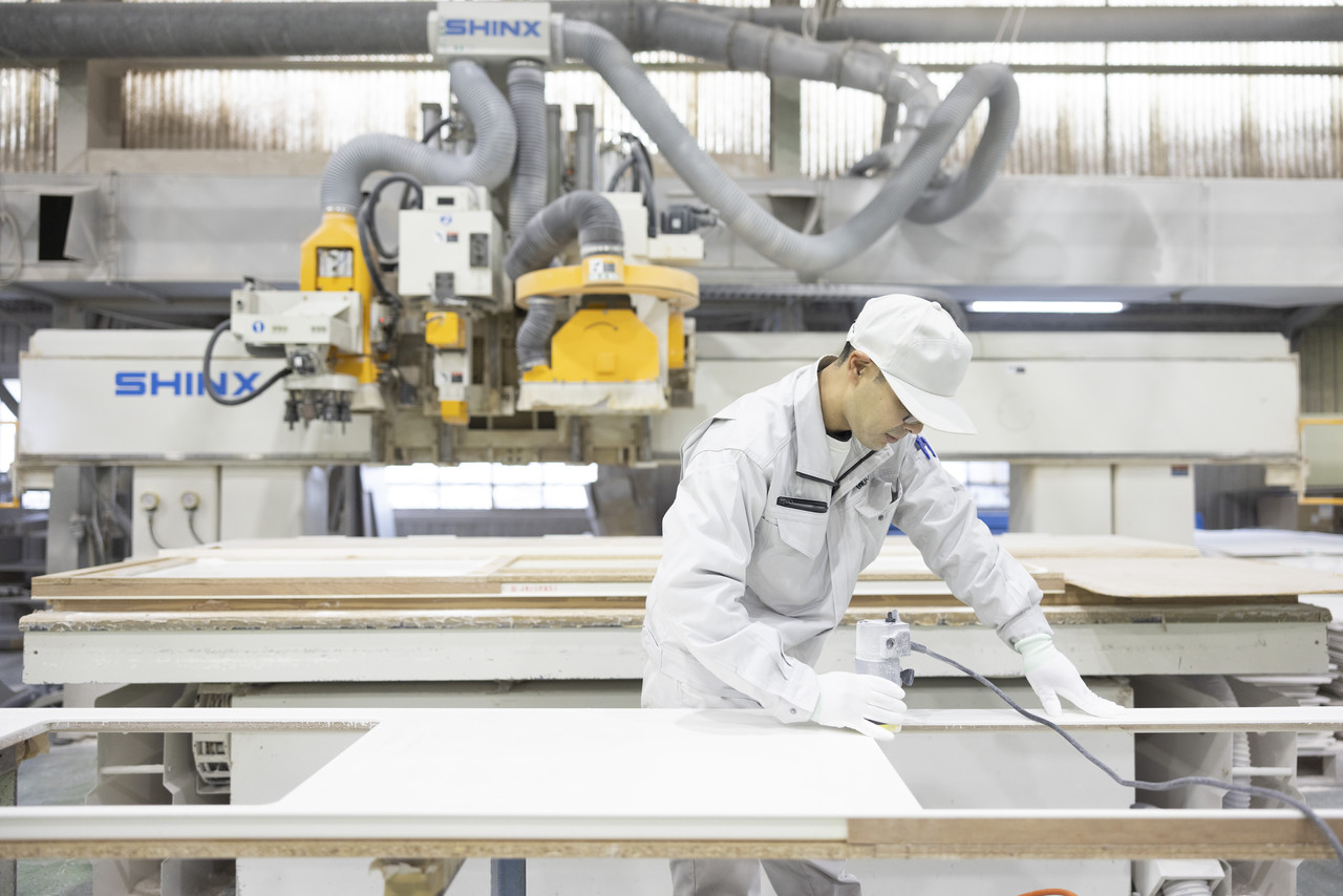 機械を使ってカウンター材を加工するスタッフ