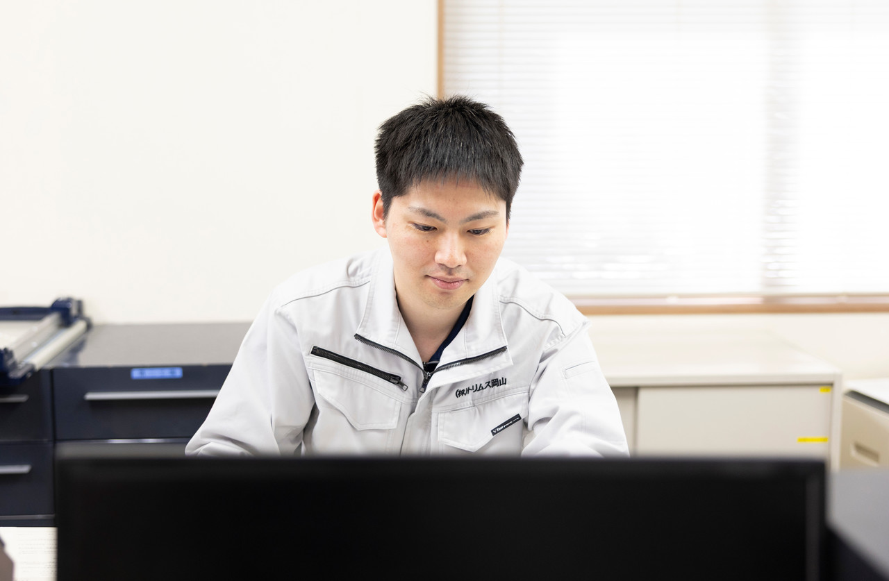 パソコンで作業を行う三村さん