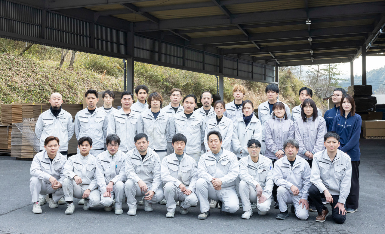 トリムス岡山工場のスタッフ集合写真