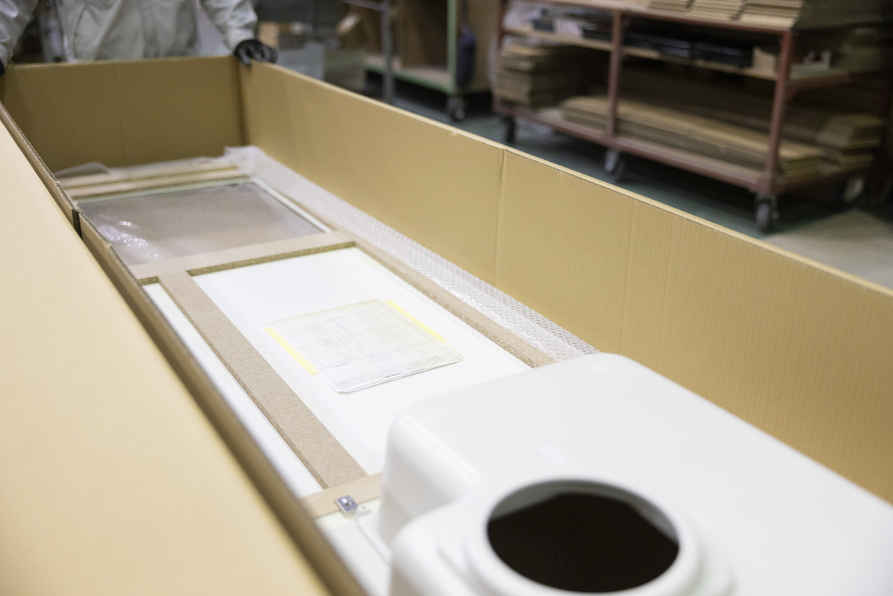 段ボールに梱包された完成品のカウンター材