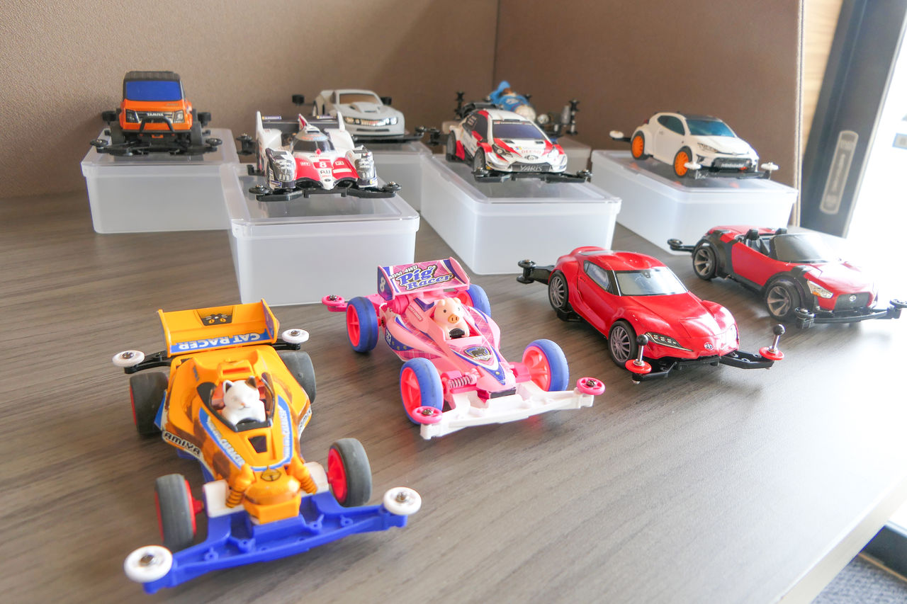 参加者が組み立てた色とりどりの様々なデザインのミニ四駆車両の展示。