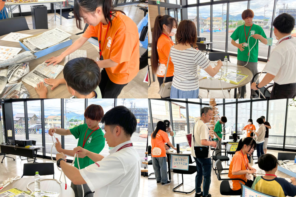 大学生が子どもや地域の人々にロープの結び方などを教える防災検定イベントの様子。
