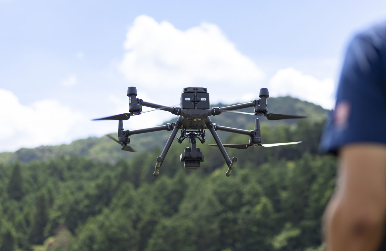 空中を飛行する測量用のドローン