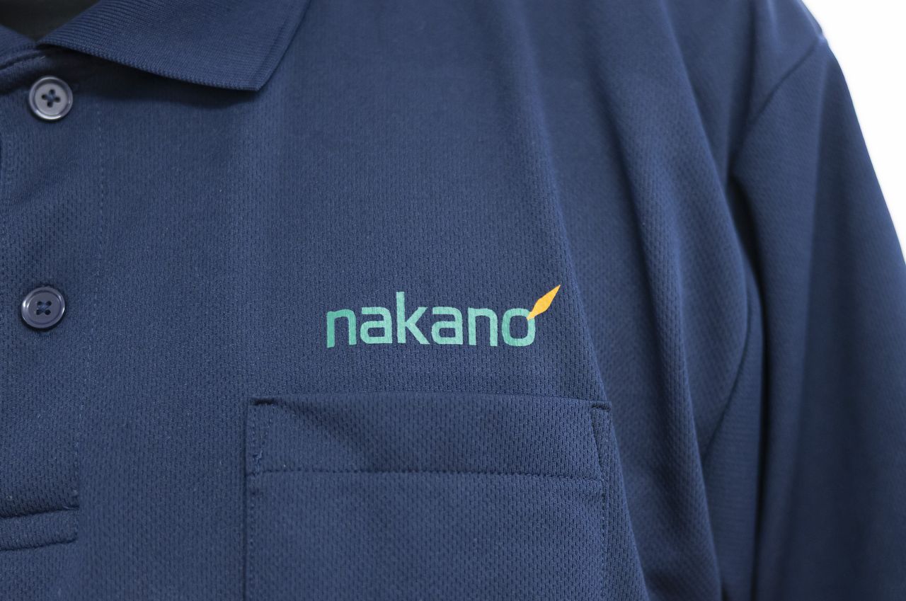 ユニフォームの胸ポケットにあしらわれたnakanoのロゴマーク