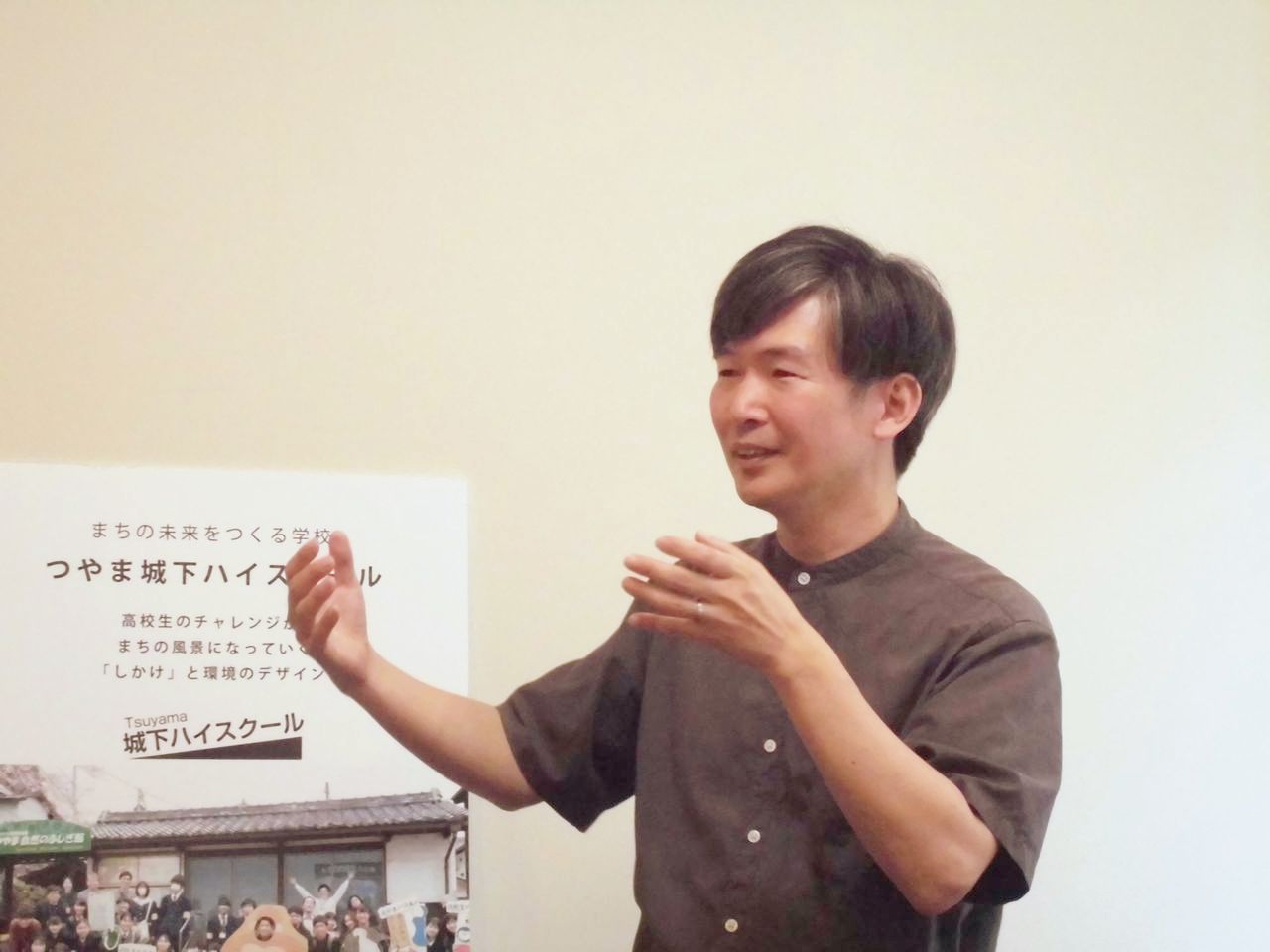 事務所内で資料を手に高校生たちに向かって話す和田優輝さん